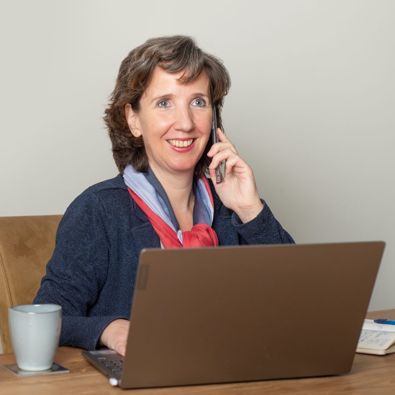 Marielle Obels bij PC met telefoon