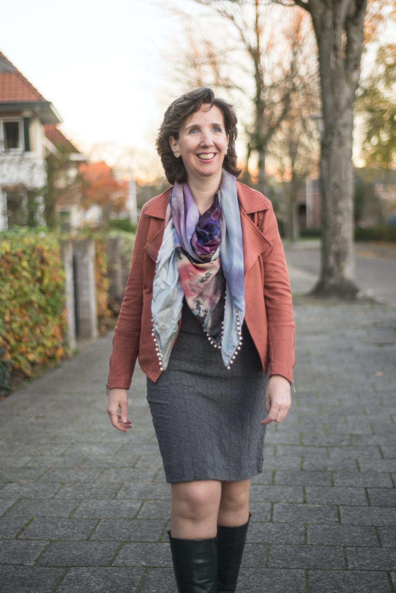 Marielle Obels wandelt door straat